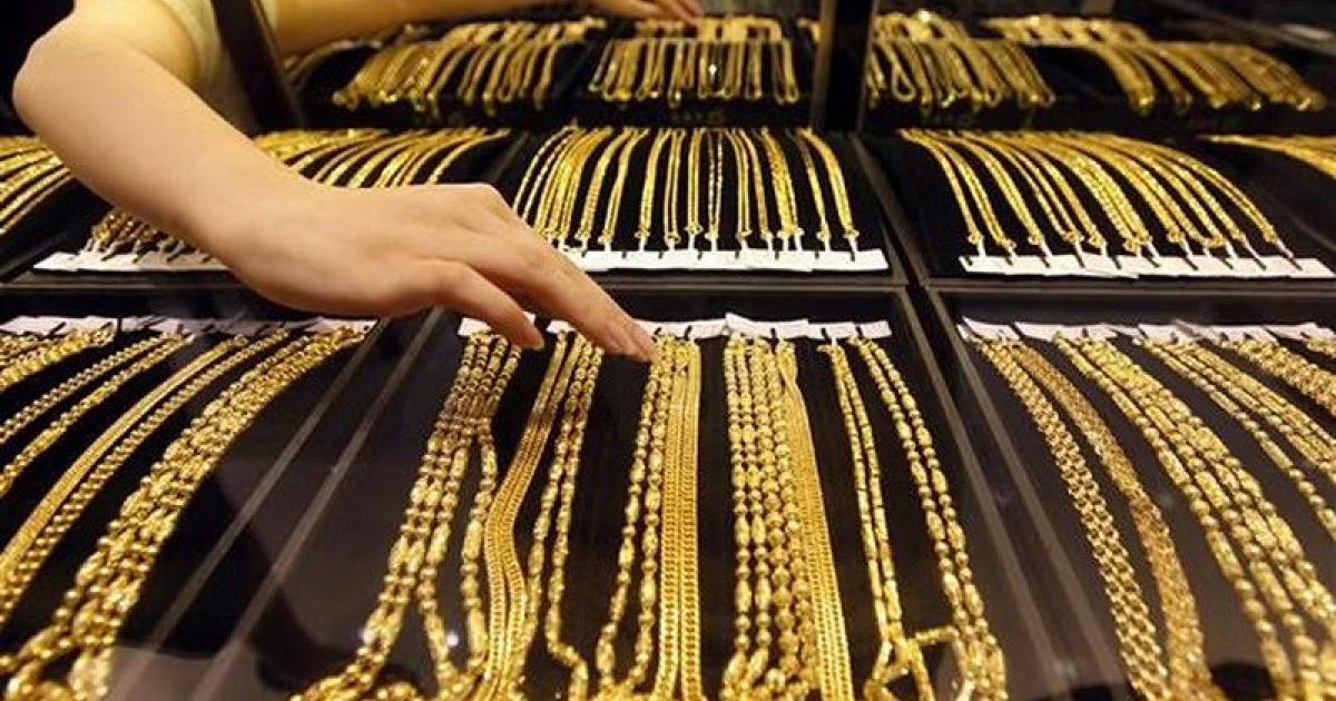 caught-on-cam-dmk-functionary-steals-gold-chain-from-a-jewellery-shop